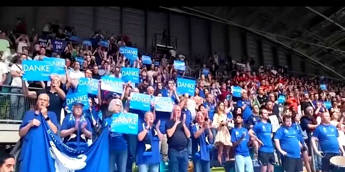 战斗结束时球员庆祝，球迷掌声阵阵的简单介绍