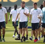 包含亚洲杯角逐激烈备战展开，队员全力冲刺的词条