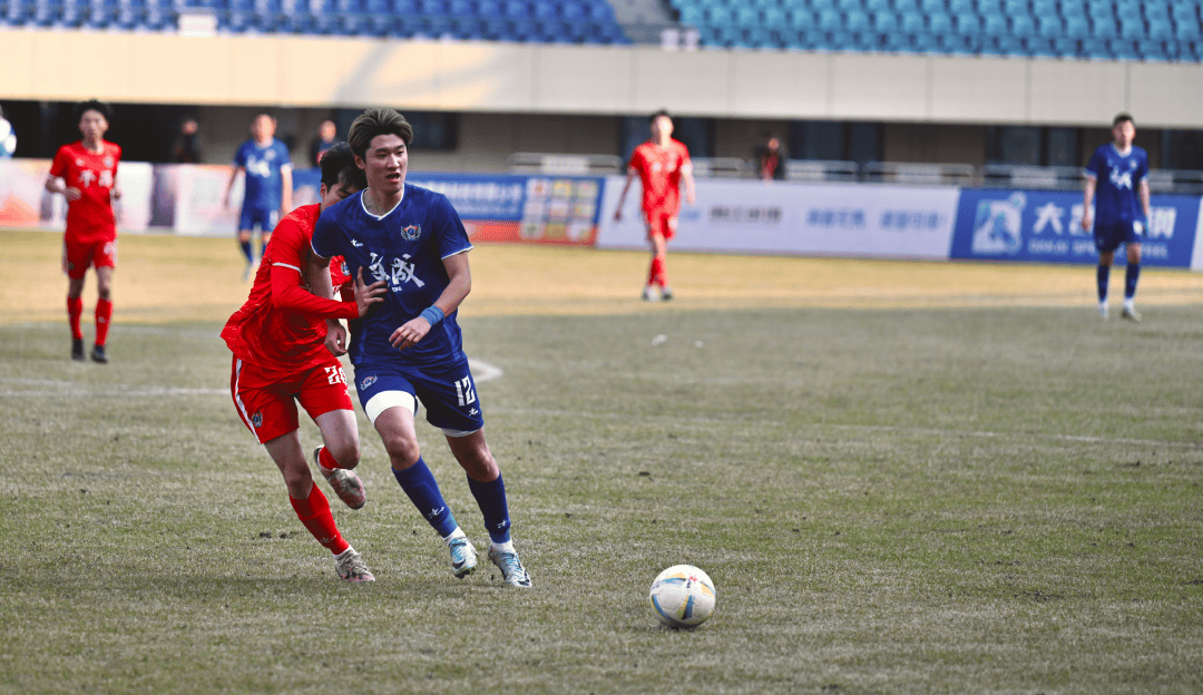 c7娱乐-足球比赛引发足球迷热烈讨论，球队拼尽全力(足球比赛引发足球迷热烈讨论,球队拼尽全力的原因)